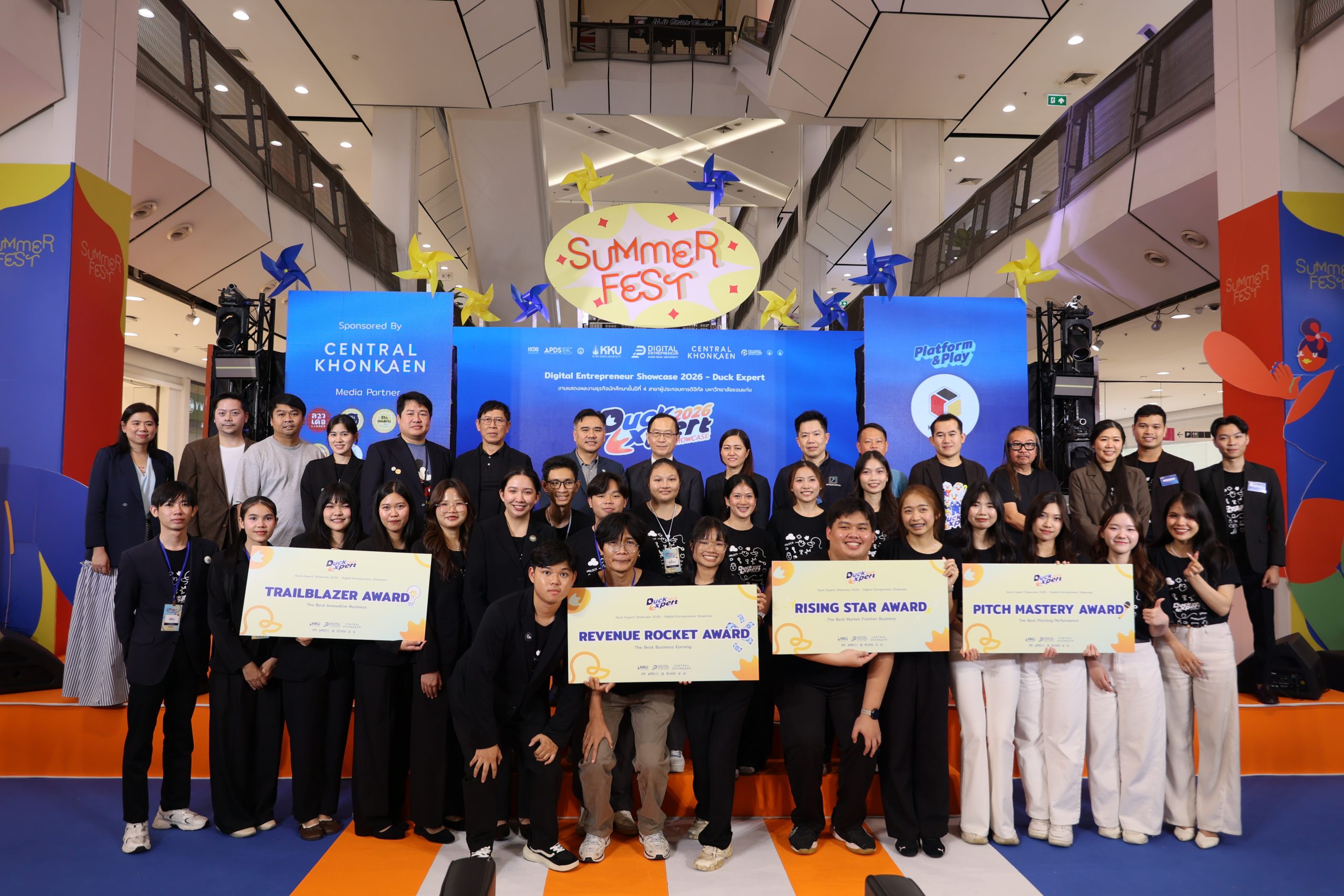 รูปรวมทีมที่ได้รางวัล